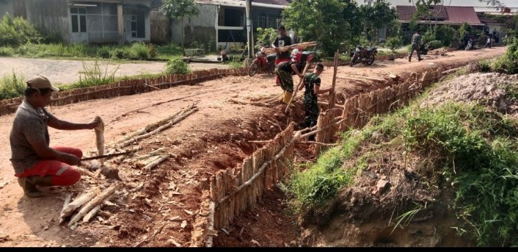 Hari Ke-14 TMMD Ke-129, Satgas Kodim 0418/Palembang Perkuat Badan Jalan dengan Pemasangan Cerucuk Gelam
