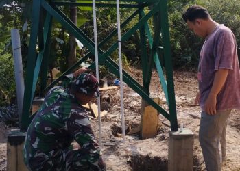 Satgas TMMD Ke-129 Kodim 0418/Palembang Lanjutkan Pemasangan Pipa Sumur Bor di Ponpes Mina Hari Ke-14