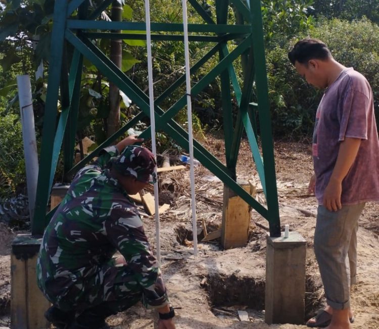 Satgas TMMD Ke-129 Kodim 0418/Palembang Lanjutkan Pemasangan Pipa Sumur Bor di Ponpes Mina Hari Ke-14