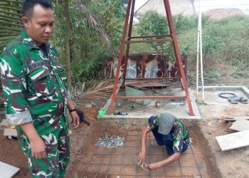 Personel Satgas TMMD Ke-129 Kodim 0418/Palembang Cor Pondasi Toren Demi Air Bersih Jemaah dan Warga