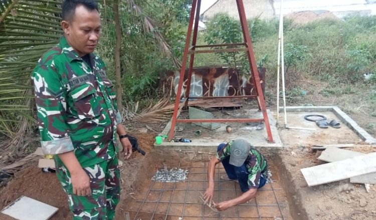 Personel Satgas TMMD Ke-129 Kodim 0418/Palembang Cor Pondasi Toren Demi Air Bersih Jemaah dan Warga