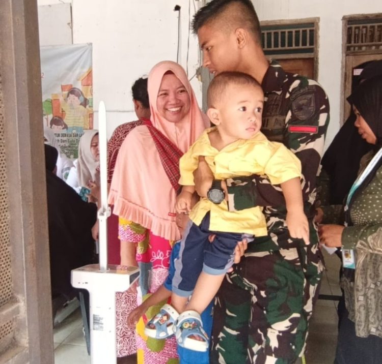 Personel Satgas TMMD Ke-129 Kodim 0418/Palembang Kawal Pelayanan Posyandu, Pastikan Ibu dan Balita Terlayani dengan Baik