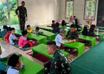 Tak Hanya Melakukan Pembangunan Fisik, Prajurit TNI Kodim 0418/Palembang Turut Menumbuhkan Cinta Al-Qur’an Bagi Anak Anak di Musholah Darul Mufaqoh Talang Jambe