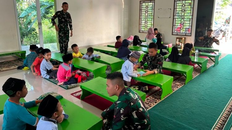 Tak Hanya Melakukan Pembangunan Fisik, Prajurit TNI Kodim 0418/Palembang Turut Menumbuhkan Cinta Al-Qur’an Bagi Anak Anak di Musholah Darul Mufaqoh Talang Jambe