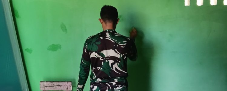 Finishing Pengecatan RTLH Ibu Suwarni, Satgas TMMD Ke-129 Kodim 0418/Palembang Optimalkan Hasil Pengerjaan