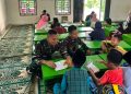 Lantunan Ayat Suci Al Quran Mengiringi TMMD Kodim 0418/Palembang, Prajurit TNI Berbagi Ilmu Mengaji kepada Santri TPA di Mushala Darul Mufaqoh