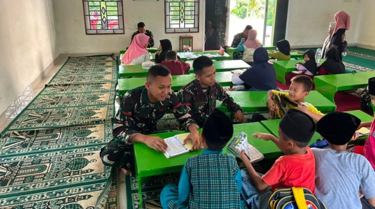 Lantunan Ayat Suci Al Quran Mengiringi TMMD Kodim 0418/Palembang, Prajurit TNI Berbagi Ilmu Mengaji kepada Santri TPA di Mushala Darul Mufaqoh