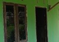 Finishing Pengecatan RTLH Ibu Suwarni, Ketelitian Personel Satgas TMMD Ke-129 Kodim 0418/Palembang Wujudkan Rumah Layak Huni