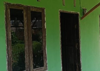 Finishing Pengecatan RTLH Ibu Suwarni, Ketelitian Personel Satgas TMMD Ke-129 Kodim 0418/Palembang Wujudkan Rumah Layak Huni