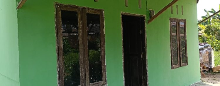 Finishing Pengecatan RTLH Ibu Suwarni, Ketelitian Personel Satgas TMMD Ke-129 Kodim 0418/Palembang Wujudkan Rumah Layak Huni