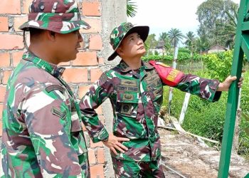 Wadan Satgas TMMD ke-129 Kodim 0418/Palembang Tinjau Pemasangan Dudukan Tandon Air Sumur Bor Mushola Hidayatullah
