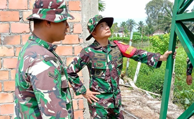 Wadan Satgas TMMD ke-129 Kodim 0418/Palembang Tinjau Pemasangan Dudukan Tandon Air Sumur Bor Mushola Hidayatullah