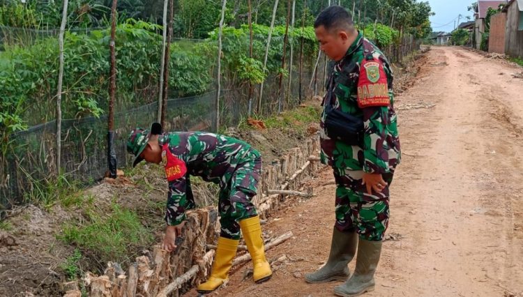 Wadan Satgas TMMD ke-129 Kodim 0418/Palembang Tinjau Progres Pembangunan Jalan 750 Meter yang Capai 50 Persen