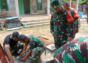 Personel TNI Bangun Dudukan Tandon Air demi Hadirkan Air Bersih untuk Jemaah Mushola Hidayatullah dan Warga