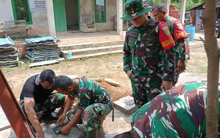 Personel TNI Bangun Dudukan Tandon Air demi Hadirkan Air Bersih untuk Jemaah Mushola Hidayatullah dan Warga