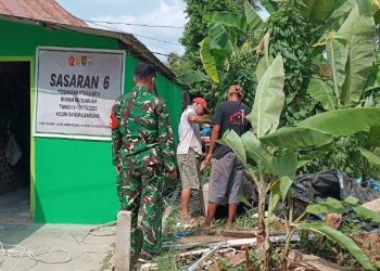 Prajurit Satgas TMMD Kodim 0418/Palembang Kejar Finishing Rumah Ibu Sumilah