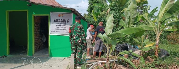 Prajurit Satgas TMMD Kodim 0418/Palembang Kejar Finishing Rumah Ibu Sumilah