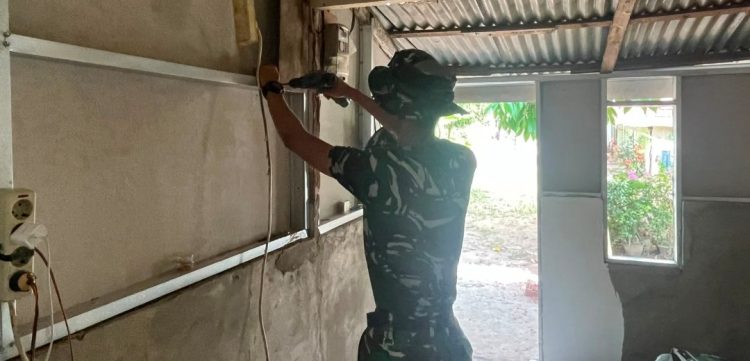 Hari Ke-16 TMMD Ke-129, Satgas Kodim 0418/Palembang Rampungkan Tahap Akhir Rehab Rumah Bapak Fernando