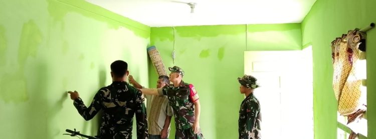 Hari Ke-16 TMMD Ke-129, Satgas Kodim 0418/Palembang Tuntaskan Finishing Rehab RTLH Milik Ibu Sumilah