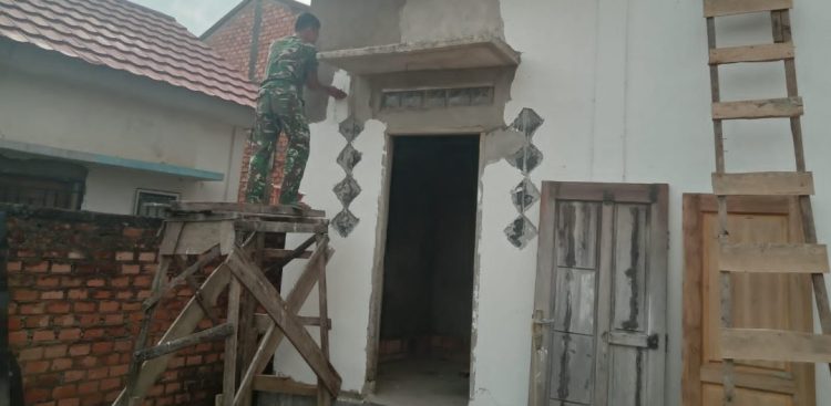 Hari Ke-16, Prajurit Satgas TMMD Terus Bekerja Hadirkan Air Bersih untuk Mushola Al-Mufakat