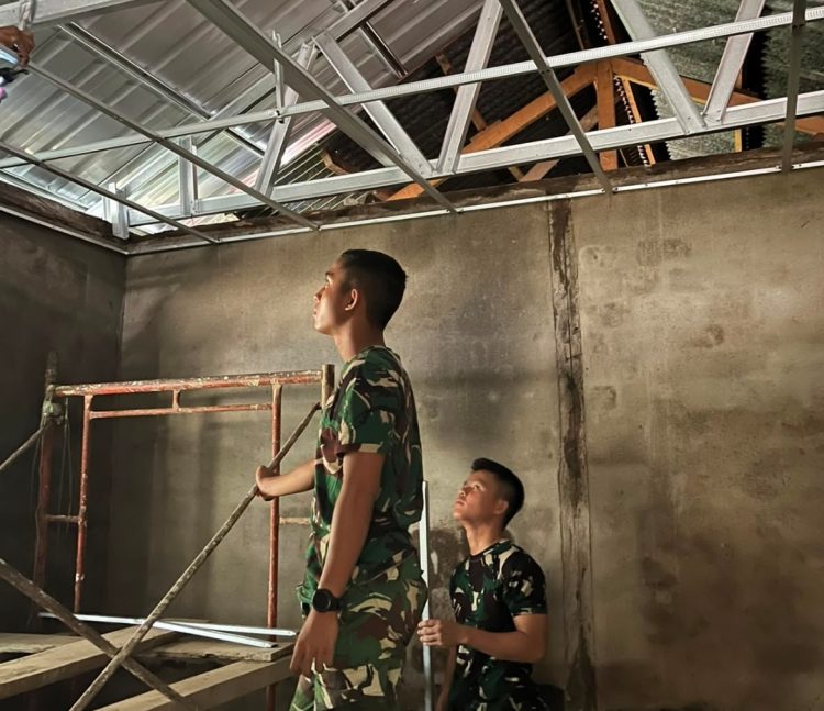 Air Mata Pak Karyo Pecah, Pengabdian Prajurit TMMD Kodim 0418/Palembang Ubah Rumah Reyot Jadi Penuh Harapan