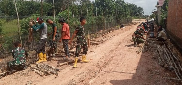 Hari Ke-16 TMMD Ke-129, Semangat Personel Satgas Kodim 0418/Palembang Tak Surut Tuntaskan Jalan 750 Meter di Talang Jambe