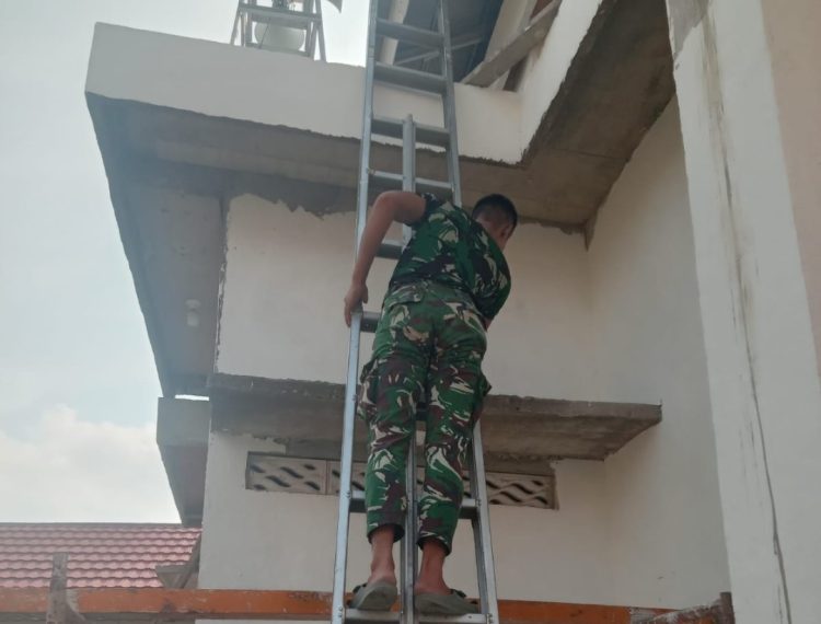 TMMD ke-129 Kodim 0418/Palembang Hari ke-17, Satgas Lanjutkan Finishing Mushala Baitul Magfurin