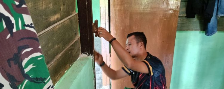 Hari Ke-17 Memasuki Tahap Finishing, Rumah Ibu Suwarni Mulai Menampakkan Wajah Baru Berkat TMMD ke-129 Kodim 0418/Palembang