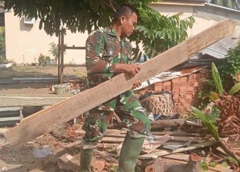 Memasuki Hari Ke-17 TMMD ke-129, Satgas Kodim 0418/Palembang Rapikan Pos Kamling, Wujudkan Ruang Kebersamaan dan Keamanan Warga