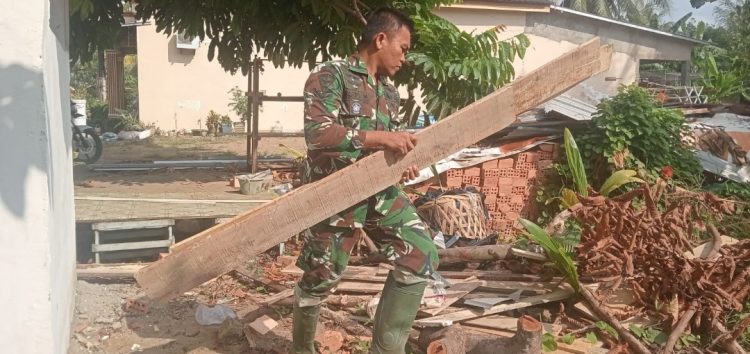 Memasuki Hari Ke-17 TMMD ke-129, Satgas Kodim 0418/Palembang Rapikan Pos Kamling, Wujudkan Ruang Kebersamaan dan Keamanan Warga