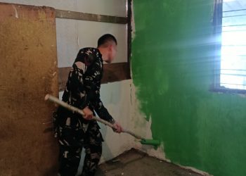 Sapuan Cat Terakhir di Hari Ke-18, Bukti Pengabdian Prajurit TMMD Kodim 0418/Palembang untuk Pak Karyo Warga Talang Jambe