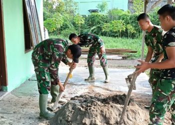 Gotong Royong Satgas TMMD 0418/Palembang Hari Ke-18 dan Warga Hadirkan Hunian Layak bagi Ibu Suwarni