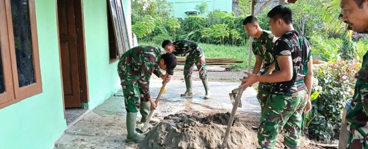 Gotong Royong Satgas TMMD 0418/Palembang Hari Ke-18 dan Warga Hadirkan Hunian Layak bagi Ibu Suwarni