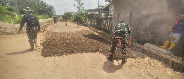 TMMD Hari ke-18, Satgas Kodim 0418/Palembang Kebut Pengerasan Jalan 750 Meter di Talang Jambe