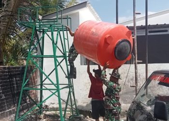 Kerja Presisi di Ketinggian, Hari Ke-18 Satgas TMMD Kodim 0418/Palembang Pasang Tandon Air Sumur Bor
