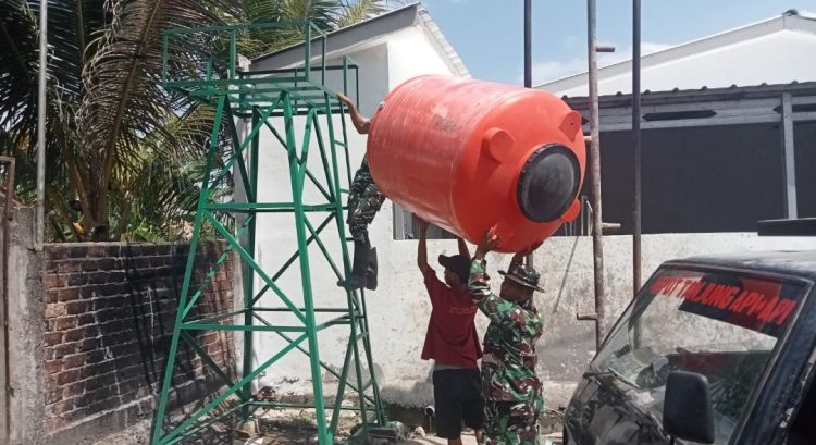 Kerja Presisi di Ketinggian, Hari Ke-18 Satgas TMMD Kodim 0418/Palembang Pasang Tandon Air Sumur Bor