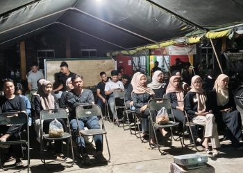 Tak Hanya Bangun Infrastruktur, Personel Satgas TMMD Kodim 0418/Palembang Sisihkan Waktu Nobar Bersama Pemuda Talang Jambe