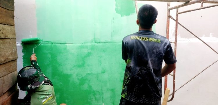 Memasuki Hari ke -18 Satgas TMMD ke-129 Kodim 0418/Palembang Lanjutkan Pengecatan RTLH Milik Ibu Sriyanti