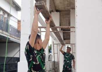 Hari Ke-18 Satgas TMMD ke-129 Kodim 0418/Palembang Percepat Penyelesaian Pembangunan Mushola Al Magfurin