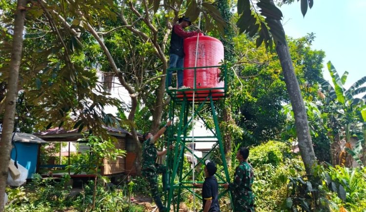 Kolaborasi TNI Kodim 0418/Palembang dan Warga Percepat Pembangunan Sumur Bor TMMD di Talang Betutu