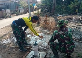 Setiap Tetes Air Diperiksa, Ketelitian Prajurit TMMD Kodim 0418/Palembang Demi Berikan Air Jernih Untuk Jemaah dan  Warga
