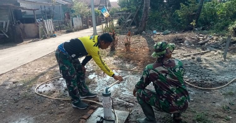 Setiap Tetes Air Diperiksa, Ketelitian Prajurit TMMD Kodim 0418/Palembang Demi Berikan Air Jernih Untuk Jemaah dan Warga