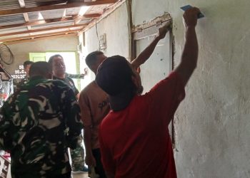 Kehadiran Wakil Dansatgas TMMD Kodim 0418/Palembang Beri Semangat Personel TMMD Selesaikan Rehab RTLH Milik Ibu Sumila