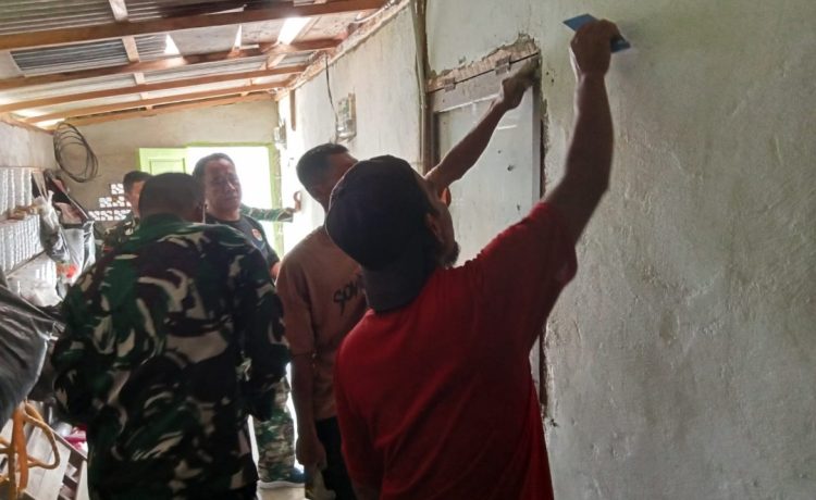 Kehadiran Wakil Dansatgas TMMD Kodim 0418/Palembang Beri Semangat Personel TMMD Selesaikan Rehab RTLH Milik Ibu Sumila