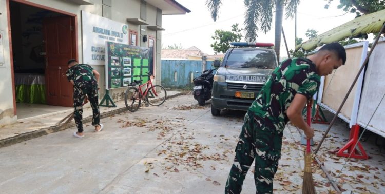 Satgas TMMD Ke-129 Kodim 0418/Palembang Jaga Kebersihan Poskotis Demi Kelancaran Pelaksanaan TMMD 