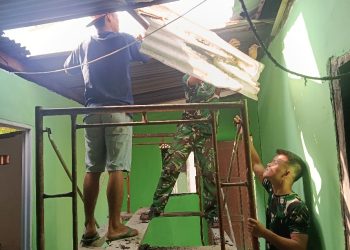 Hari Ke-19, Enam Orang Bekerja Satu Tujuan, Satgas dan Warga Kompak Rehab Rumah Bapak Karyo