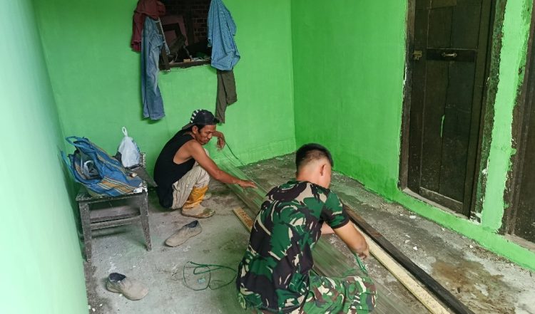 Tanpa Lelah, Hari Ke-19 Prajurit Satgas TMMD Terus Mengabdi Melalui Rehab Rumah Bapak Karyo