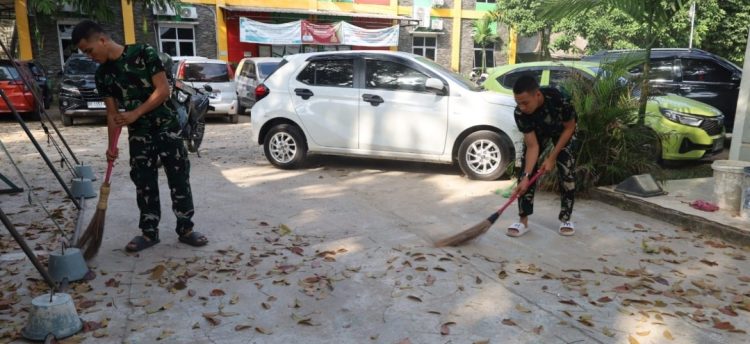 Satgas TMMD Kodim 0418/Palembang Tanamkan Kepedulian Lingkungan Melalui Aksi Bersih Poskotis