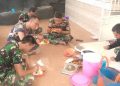 Hangatnya Makan Siang Satgas TMMD dan Warga, Menghapus Jarak Menjadi Keluarga