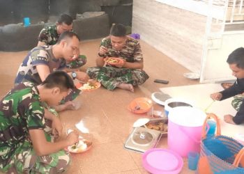 Kebersamaan Saat Makan Siang Jadi Bukti Kehadiran TMMD Dirasakan Masyarakat Talang Jambe